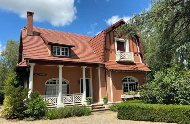 Charming house with fireplaces in a huge park with outdoor games.