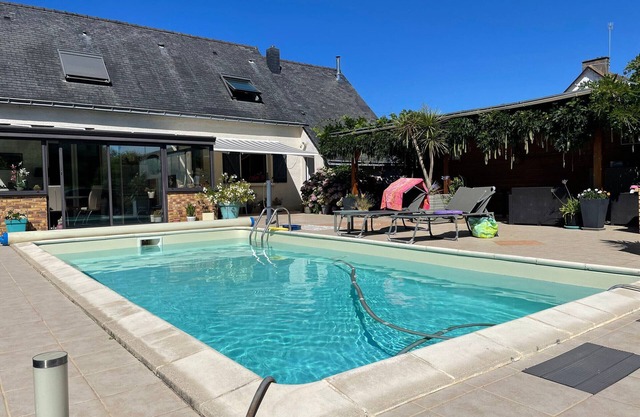 Charming House with Heated Pool, Near Beaches & Guérande, Sleeps 9