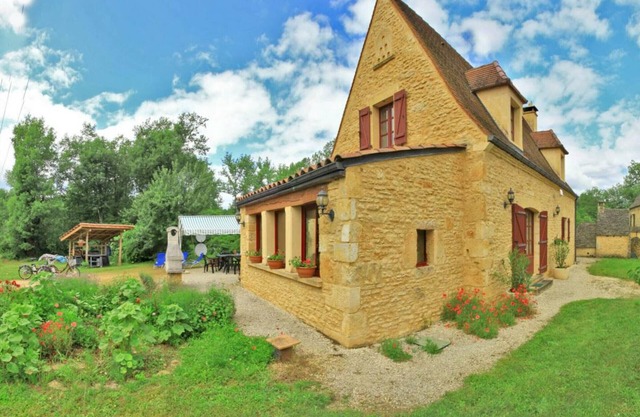 Charming House with Garden, Near Sarlat, Free eBikes & Pet-Friendly