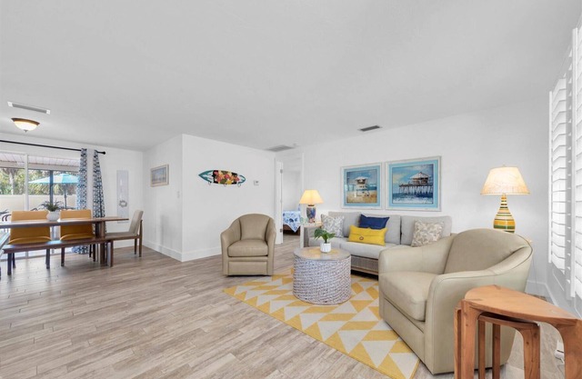 Charming house with private heated pool, lanai. Great location to beach & shops