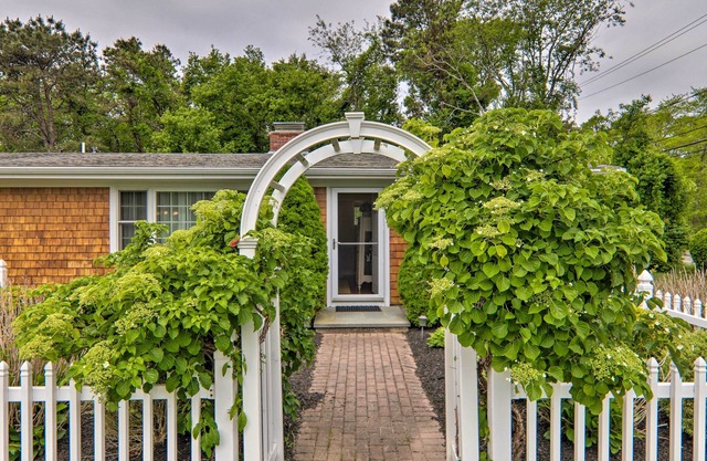 Charming Hyannis Cottage: 1 Mi to Beach!