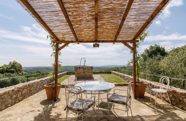 Charming independent farmhouse of 75 sqm, perfect for 4 people, which retains the charm of ancient Tuscan structures.The property is immersed in the greenery of the Sienese countryside, a few kilometers from Monteriggioni and Siena, and is ideal for thos