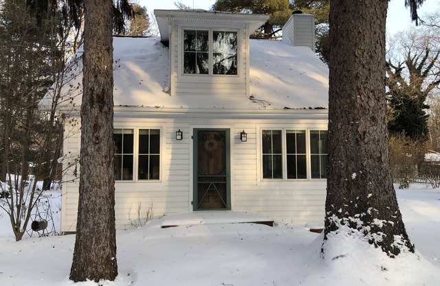 Charming lake cottage