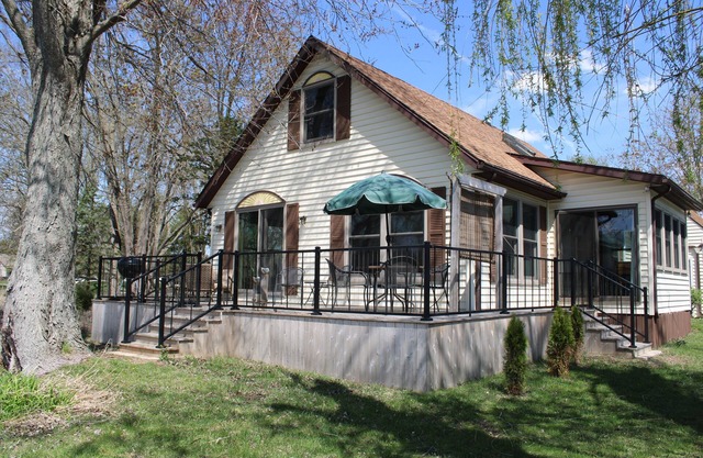 Charming lake front 3-bedroom cottage in Coldwater, Michigan