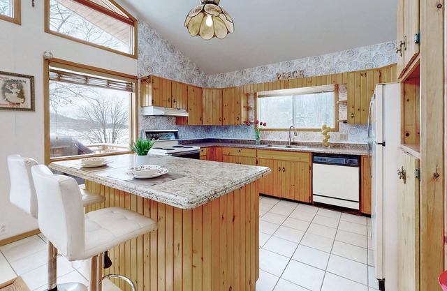 Charming lakefront cottage on Little Doe Lake in Muskoka