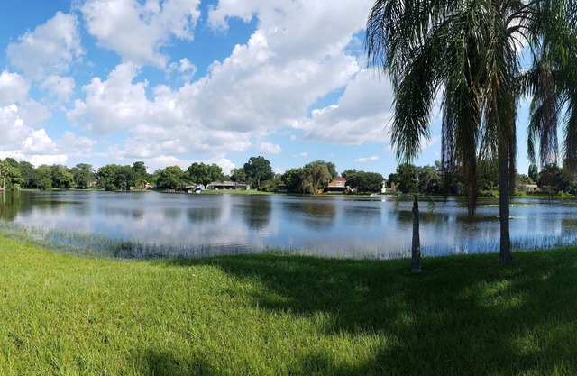 Charming, lakefront cottage-like home with pool