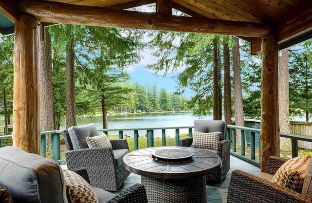 Charming Lakefront Log Cabin