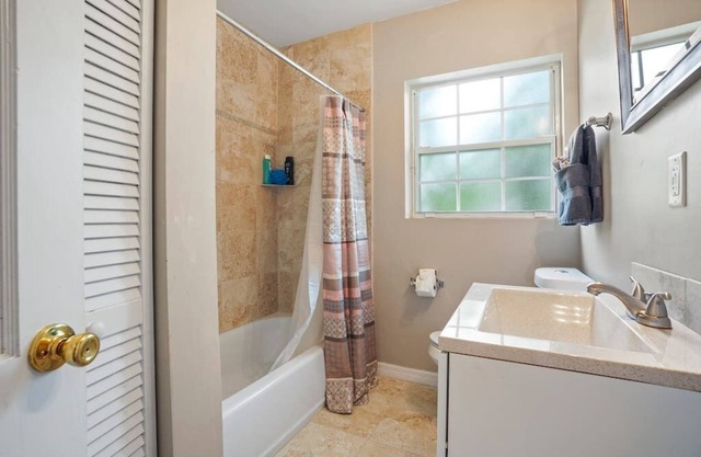 ~Charming Lakeshore Home, 3 Bedrms, Nr NAS Jax~