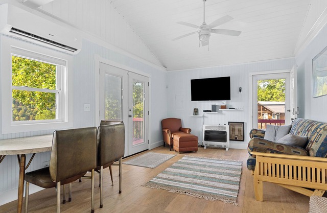 Charming lakeside 2-bedroom lakeside cottage with AC, WiFi in welcoming Sparta