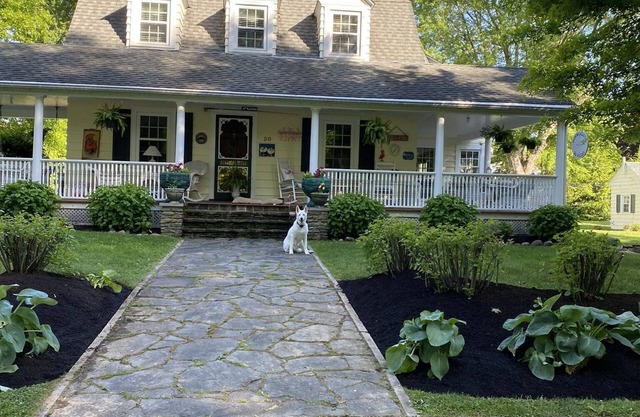 Charming Lakeside cottage , will sleep 10/11