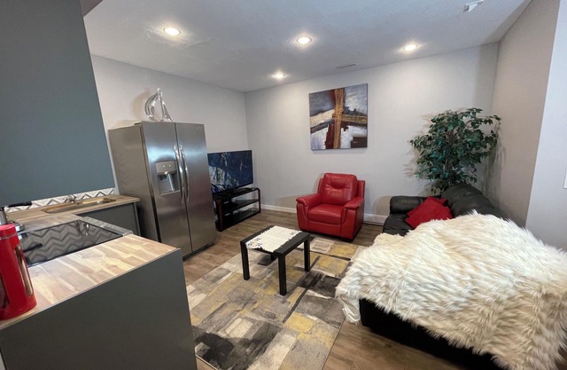 Charming Legal Suite Ensuite BSMT, Two Beds, Two Baths
