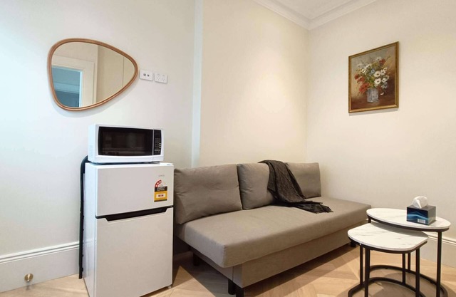 Charming lodge with AC, mins walk to SYDU and bus stop