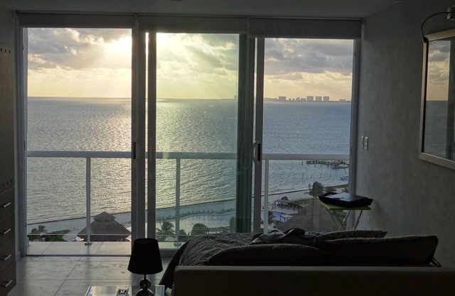 Charming loft apartment with breathtaking penthouse ocean view🏝🏖