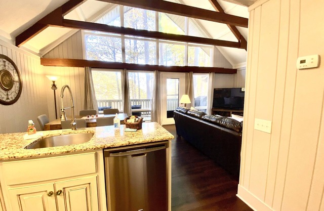 Charming loft condo overlooking the 10th hole at Keowee Key.