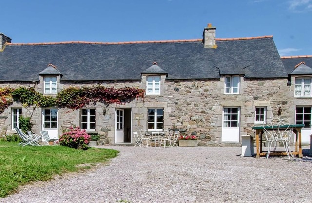 Charming longère, quiet location, sleeps 10-12, Cap Fréhel. Beaches and GR 34 5 minutes away.