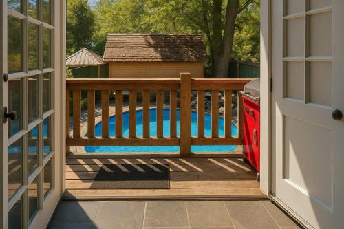 Charming "Melrose Place" w Pool, Private Deck & Grill