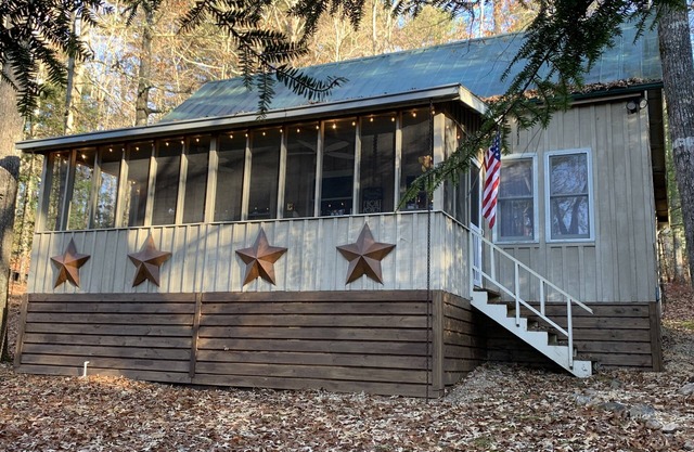 Charming Mountain Cabin close to Lake Burton!