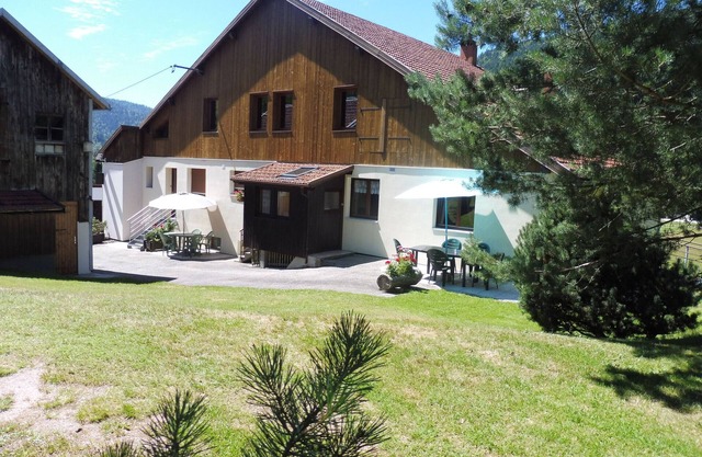 Charming Mountain Cottage with Ski Access, WiFi, and Family Amenities in La Bresse