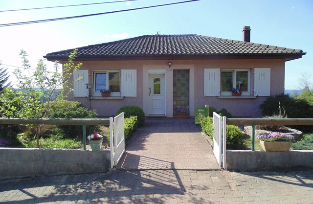 Charming Mountain Cottage with Fireplace, Veranda, Garage, and WiFi in Peaceful Setting