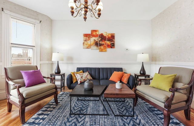 Charming New England style apartment 6 mi to downtown Boston, 4 mi to airport