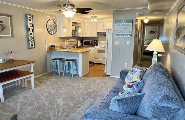 Charming Ocean Block Condo! Mid town, Across from Convention Ctr NEW BATHROOM!