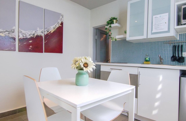 Charming Ocean Park Luxury Apartment, steps to the beach