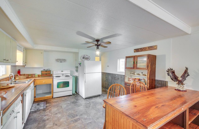 Charming Old Farmhouse in Libby: Pets Welcome!