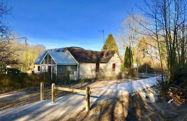 Charming old house gatekeeper 20 min from Roissy in a renowned village
