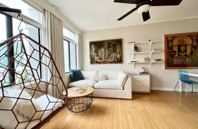 Charming One Bedroom Steps From The Beach in Secure Landmark Building