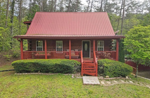 Charming Peaceful 2-bedroom cabin in Copperhill with WiFi and AC
