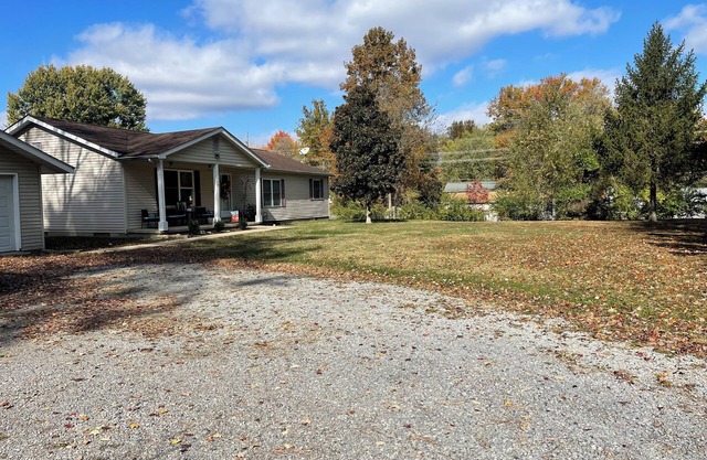 Charming pet friendly 3-bedroom 2 Bath house with WiFi, AC in fabulous Energy.