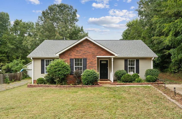 Charming Pet-Friendly 3-Bedroom Home- Fenced Yard, Fire Pit