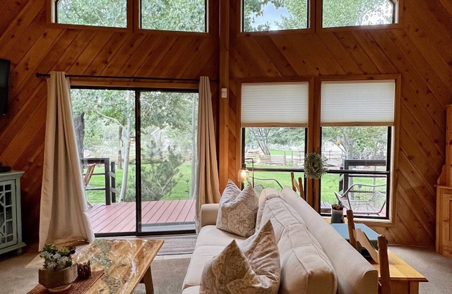 Charming Petersen Cottage Rustic Luxury