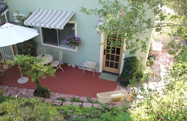 Charming Private Guest House, Gorgeous Panoramic Mountain Views, Pool, 2.7 Acres