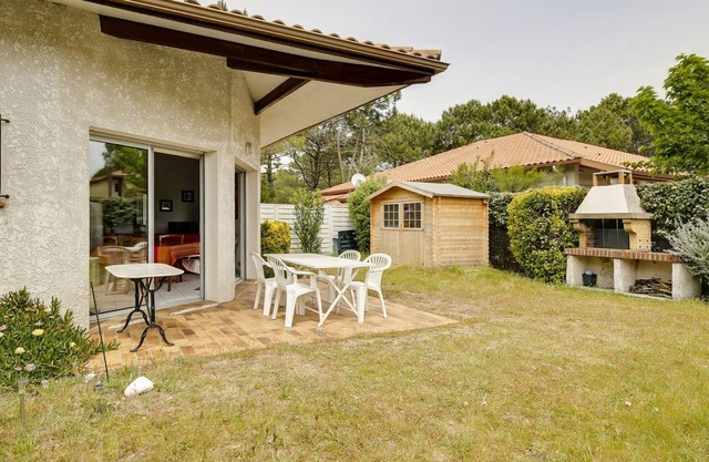 Charming Quiet House for 5, Near Beach, Private Garden, Parking