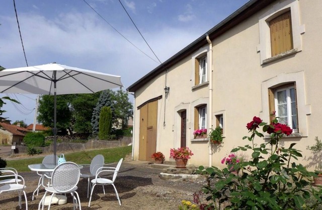 Charming renovated cottage, garage and bicycles available