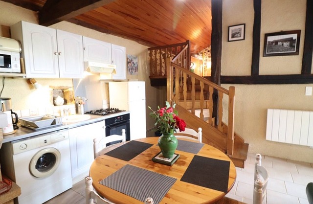 Charming Renovated Cottage with Terrace, Garden & Fireplace, Near Medieval Maurs - Sleeps 4
