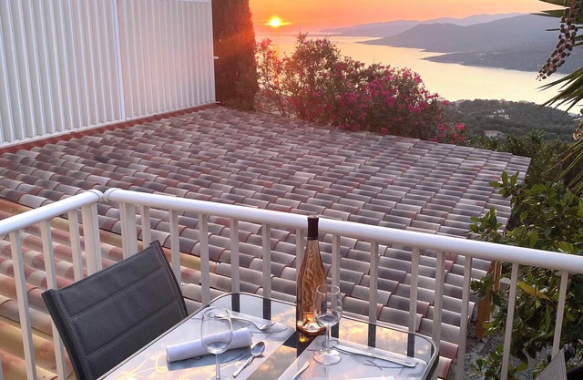 Charming renovated apartment, 2 pers., breathtaking view between sea & mountains "U Nidu".