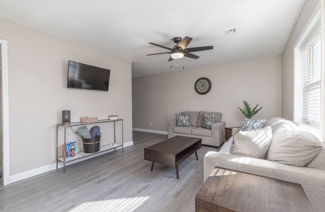 Charming Renovated 2 Bedroom Townhome LESS THAN 10 mins from FLW Main Gate