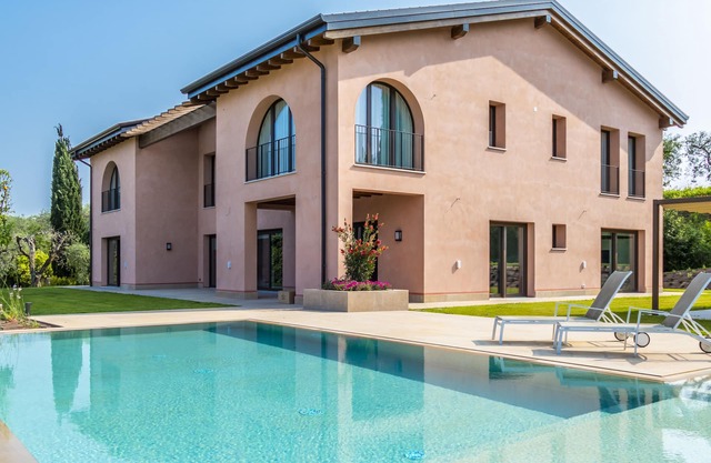 Charming rental villa, magnificent views of Lake Garda, park and private pool