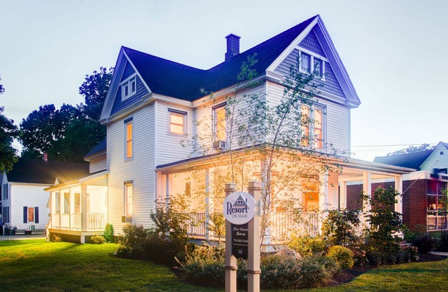 Charming Resort in the Heart of Bemus Village on CHQ Lake
