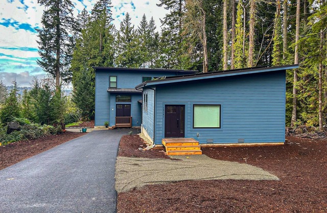 Charming Retreat for Two w/Great Views, Near Golf & Beach, Wifi, Close to Town