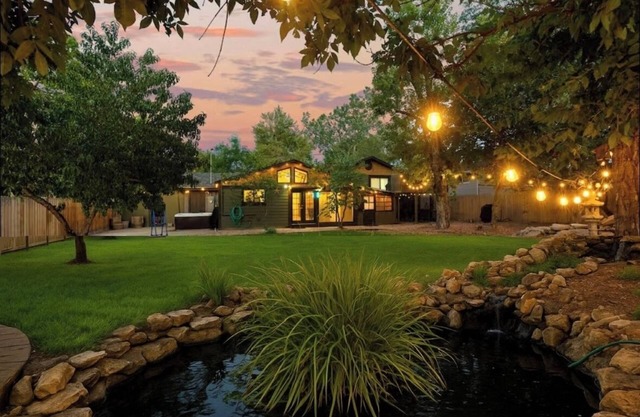 Charming Retreat: Backyard Oasis, HotTub, FirePit, GameRoom, 15min>DT Denver