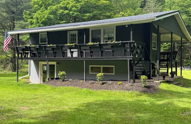Charming retreat on Fishing Creek near Ricketts Glen & Worlds End State Parks