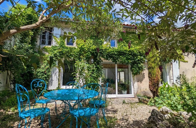 Charming Riverside Retreat: Cozy Cottage with Terrace, Garden & Wellness Services