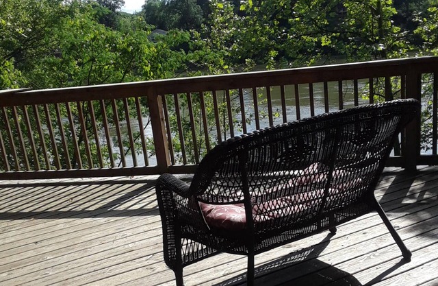 CHARMING RIVER COTTAGE NEAR GRAND OLE OPRY & DOWNTOWN