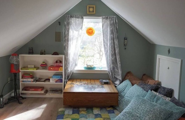 Charming riverfront cottage on beautiful cove!