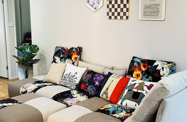 Charming Riverside Retreat sleep7
