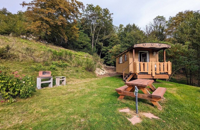 Charming Roulotte Stay: Streamside Serenity, Sauna, Massage & Ideal for Family or Friends