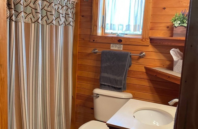 Charming Rustic Cottage in the Heart of Laurel Highlands, PA Escape to this cozy, rustic retreat nestled in the stunning Laurel Highlands of Pennsylvania & Deer Creek Winery, where nature meets comfort & taste. Perfect for a weekend getaway or